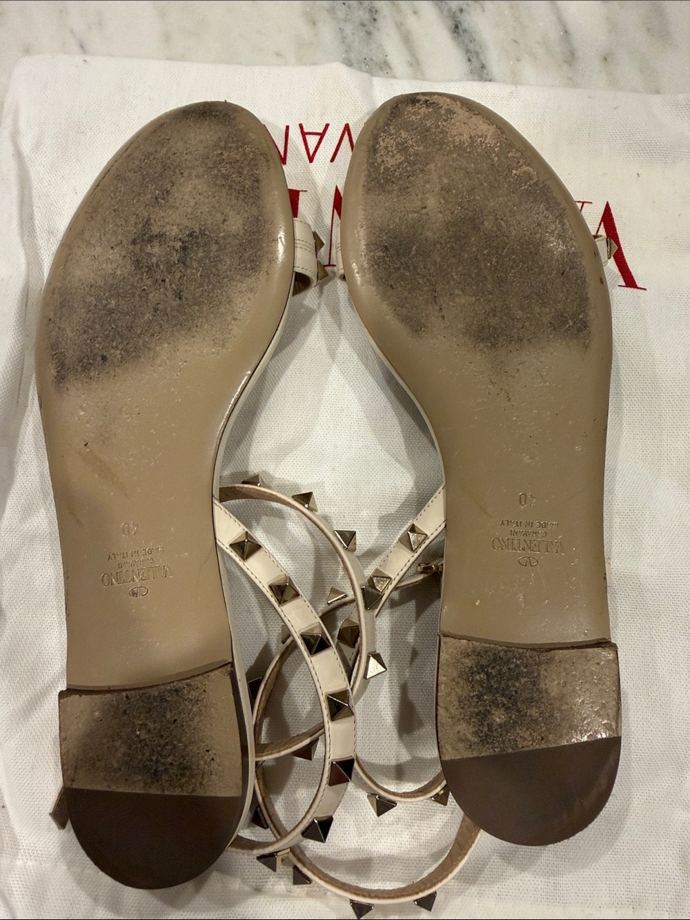 Valentino Garavani Cream Leather Rockstud T-Strap Flat Sandals - Picture 2 of 4